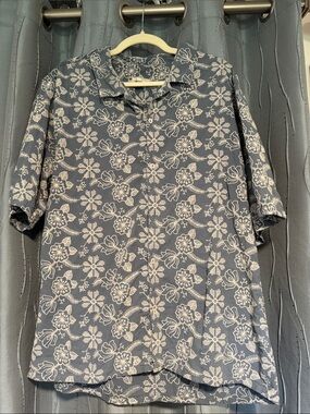 Sezane - October Editions Mens light blue ButtonShirt with White Floral Embroide
